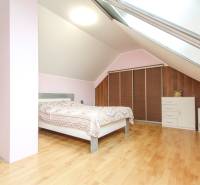 4i mezonet, 133m2, vlastné kúrenie, Melčice-Lieskové - Spálňa v 4-izbovom byte s podlahou s dreveným dekorom a strešným oknom.