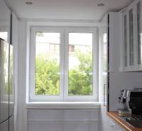 Elegantný 3 izbový byt (78 m²) s 2 balkónmi po kompletnej rekonštrukci - Kuchyňa v 3-izbovom byte s presvetleným oknom a moderným spotrebičmi.