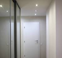 Elegantný 3 izbový byt (78 m²) s 2 balkónmi po kompletnej rekonštrukci - Chodba so vstavaným zrkadlovým šatníkom a podlahou s dreveným dekorom v 3-izbovom byte.