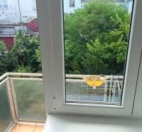 Elegantný 3 izbový byt (78 m²) s 2 balkónmi po kompletnej rekonštrukci - Výhľad z 3-izbového bytu s oknami a balkónom do zeleného dvora.