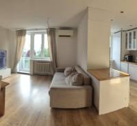 Elegantný 3 izbový byt (78 m²) s 2 balkónmi po kompletnej rekonštrukci - Priestranná kuchyňa s obývačkou v 3-izbovom byte. Podlaha s dreveným dekorom, svetlý nábytok.