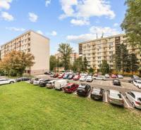 BA/RUŽINOV-Prenájom 1i bytu s balkónom a pivnicou v skvelej lokalite - Parkovisko s autami a bytovými domami na Exnárovej ulici v Bratislave - Ružinove.