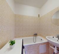 BA/RUŽINOV-Prenájom 1i bytu s balkónom a pivnicou v skvelej lokalite - Kúpeľňa v 1-izbovom byte s obkladačkami, vaňou a zrkadlom.