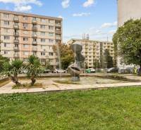 BA/RUŽINOV-Prenájom 1i bytu s balkónom a pivnicou v skvelej lokalite - Fontána s plastikou na sídlisku na Exnárovej ulici v Bratislave, Ružinove pred bytovým domom.