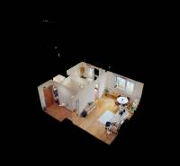 BA/RUŽINOV-Prenájom 1i bytu s balkónom a pivnicou v skvelej lokalite - Pohľad do 1-izbového bytu s podlahou s dreveným dekorom a slnečným obývacím priestorom.