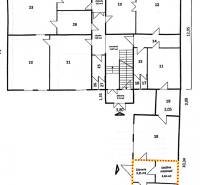 Na predaj ambulancia 101m2, Bratislavská ul. - Žilina - Pôdorys kancelárií s miestnosťami a schodiskami v budove, vhodný pre administratívu.