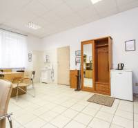 Na predaj ambulancia 101m2, Bratislavská ul. - Žilina - Pracovná kancelária s nábytkom, stolom, stoličkami a umývadlom.