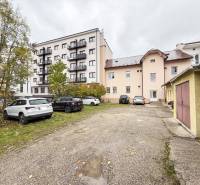 Na predaj ambulancia 101m2, Bratislavská ul. - Žilina - Parkovisko a budovy na Bratislavskej ulici v Žiline, kancelárie a obytné domy.