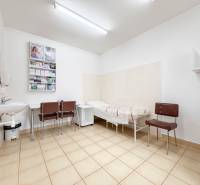 Na predaj ambulancia 101m2, Bratislavská ul. - Žilina - Izba v kancelárii s dlažbou, umývadlom, stoličkami a ležadlom.