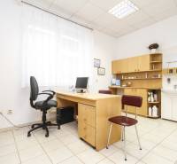 Na predaj ambulancia 101m2, Bratislavská ul. - Žilina - Kancelária s počítačom, stolom a stoličkou, svetlý interiér, poličky a umývadlo.