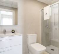 Novostavba Apartmán La Mata, 78m2, bazén, garáž - Kúpeľňa rekreačného apartmánu s toaletou, umývadlom a sprchovacím kútom.