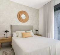 Novostavba Apartmán La Mata, 78m2, bazén, garáž - Spálňa v rekreačnom apartmáne, posteľ, nočné stolíky, veľké okno.