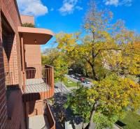 EXKLUZÍVNE MESTSKÉ BÝVANIE v PROJEKTE ZWIRN: 1 izb. BYT -  42,14 M2   - Výhľad z balkóna tehlového domu na ulicu v Bratislave - Ružinove, Košická.