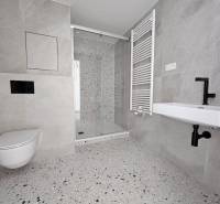 EXKLUZÍVNE MESTSKÉ BÝVANIE v PROJEKTE ZWIRN: 1 izb. BYT -  42,14 M2   - Kúpeľňa s toaletou, sprchovým kútom a radiátorom v 1-izbovom byte.