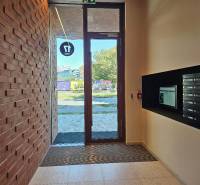 EXKLUZÍVNE MESTSKÉ BÝVANIE v PROJEKTE ZWIRN: 1 izb. BYT -  42,14 M2   - Vstupná hala s poštovými schránkami a tehlovou stenou na ulici Košicá, v Bratislave - Ružinov.