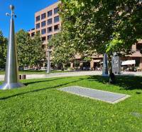 EXKLUZÍVNE MESTSKÉ BÝVANIE v PROJEKTE ZWIRN: 1 izb. BYT -  42,14 M2   - Zeleň a kovové sochy pred budovou v Bratislave - Ružinove na ulici Košicá, 3-izbový byt.