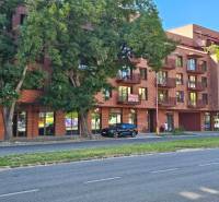 EXKLUZÍVNE MESTSKÉ BÝVANIE v PROJEKTE ZWIRN: 1 izb. BYT -  42,14 M2   - Bytový dom na Košickej ulici v Bratislave-Ružinove zastrešený hustými stromami.