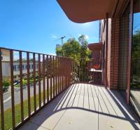 EXKLUZÍVNE MESTSKÉ BÝVANIE v PROJEKTE ZWIRN: 1 izb. BYT -  42,14 M2   - Balkón 1-izbového bytu s výhľadom na ulicu Košická v Bratislave - Ružinove.