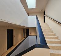 EXKLUZÍVNE MESTSKÉ BÝVANIE v PROJEKTE ZWIRN: 1 izb. BYT -  42,14 M2   - Schodisko s terazzovými schodmi a svetlým stropom v 3-izbovom byte.