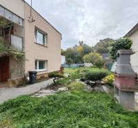 Predaj rodinného domu, Topoľová, Topoľová, Galanta - Rodinný dom na Topoľovej ulici v Seredi má zelenú záhradu s vonkajším kozubom.