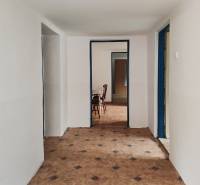 Predaj rodinného domu, Topoľová, Topoľová, Galanta - Chodba v rodinnom dome s dlažbou a nábytkom v pozadí.