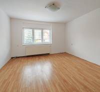 Predaj rodinného domu, Topoľová, Topoľová, Galanta - Izba v rodinnom dome s podlahou s dreveným dekorom a veľkým oknom.