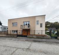 Predaj rodinného domu, Topoľová, Topoľová, Galanta - Rodinný dom na Topoľovej ulici v Seredi s jednoduchou fasádou a záhradou.