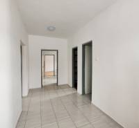 Predaj rodinného domu, Topoľová, Topoľová, Galanta - Chodba rodinného domu s dlažbou a bielymi stenami, vedúca k dverám.