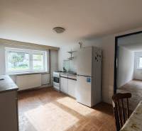 Predaj rodinného domu, Topoľová, Topoľová, Galanta - Kuchyňa v rodinnom dome s podlahou s dreveným dekorom, vybavená spotrebičmi a jedálenským stolom.