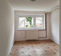 Predaj rodinného domu, Topoľová, Topoľová, Galanta - Malá miestnosť so svetlými stenami, veľkým oknom a vzorovanou podlahou v rodinnom dome.