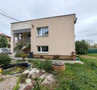 Predaj rodinného domu, Topoľová, Topoľová, Galanta - Rodinný dom na Topoľovej ulici v Seredi s okrasnou záhradkou a jazierkom.