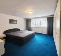 Predaj rodinného domu, Topoľová, Topoľová, Galanta - Spálňa v rodinnom dome s veľkou posteľou, modrým kobercom a vstavanou skriňou.