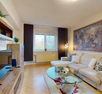 BA/STARÉ MESTO - Prenájom kompletne zariadeného 2i bytu s 2 balkónmi - Obývacia izba v 2-izbovom byte s pohovkou, TV a podlahou s dreveným dekorom.