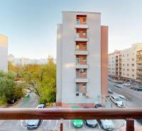 BA/STARÉ MESTO - Prenájom kompletne zariadeného 2i bytu s 2 balkónmi - Výhľad z 2-izbového bytu v Bratislave na Krížnej ulici s mestskou scenériou.