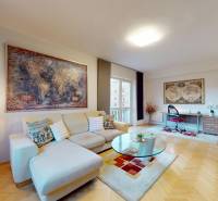 BA/STARÉ MESTO - Prenájom kompletne zariadeného 2i bytu s 2 balkónmi - Obývacia izba 2-izbového bytu s podlahou s dreveným dekorom, pohovkou a pracovným stolom.