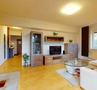 BA/STARÉ MESTO - Prenájom kompletne zariadeného 2i bytu s 2 balkónmi - Obývacia izba v 2-izbovom byte s podlahou s dreveným dekorom a pohodlným nábytkom.