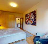 BA/STARÉ MESTO - Prenájom kompletne zariadeného 2i bytu s 2 balkónmi - Spálňa v 2-izbovom byte s veľkou posteľou, obrazom na stene a podlahou s dreveným dekorom.