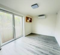 Novostavba 3i bytu s parkovaním, Dvorníky - Svetlá miestnosť v 3-izbovom byte s podlahou s dreveným dekorom a klimatizáciou.