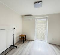 Novostavba 3i bytu s parkovaním, Dvorníky - Izba v 3-izbovom byte s podlahou s dreveným dekorom a klimatizáciou.