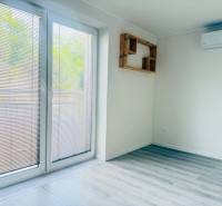 Novostavba 3i bytu s parkovaním, Dvorníky - Miestnosť v 3-izbovom byte s podlahou s dreveným dekorom a veľkými oknami.