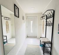 Novostavba 3i bytu s parkovaním, Dvorníky - Chodba v 3-izbovom byte s vešiakom, zrkadlom a dekoratívnym kobercom.