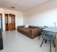 HD reality, predaj 3 izbového bytu na Medvedzí v meste Tvrdošín. - Obývacia izba s pohovkou a vitrinou, podlaha s dreveným dekorom v 3-izbovom byte.