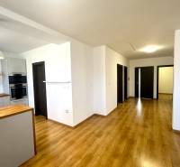 RADO| Podnikajte a zároveň bývajte pod jednou strechou! - Kuchyňa v rodinnom dome s podlahou s dreveným dekorom a bielymi stenami.