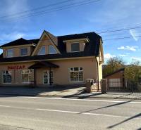 RADO| Podnikajte a zároveň bývajte pod jednou strechou! - Rodinný dom v Bolešove s podkrovím, veľkými oknami a obchodným priestorom na prízemí.