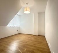 RADO| Podnikajte a zároveň bývajte pod jednou strechou! - Miestnosť v rodinnom dome s podlahou s dreveným dekorom, jednoduchou lampou a veľkým oknom.