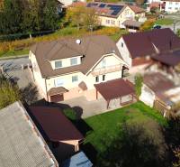 RADO| Podnikajte a zároveň bývajte pod jednou strechou! - Rodinný dom v Bolešove obklopený zeleňou, s dvorom a viacerými prístavbami.