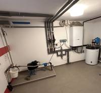 RADO| Podnikajte a zároveň bývajte pod jednou strechou! - Technická miestnosť v rodinnom dome s plynovým kotlom a potrubím.