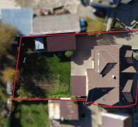 RADO| Podnikajte a zároveň bývajte pod jednou strechou! - Letecká snímka rodinného domu v obci Bolešov obklopeného záhradou a príjazdovou cestou.