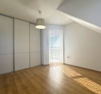 RADO| Podnikajte a zároveň bývajte pod jednou strechou! - Interiér budovy s podlahou s dreveným dekorom, vstavanou skriňou a oknom s roletou.