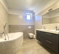 RADO| Podnikajte a zároveň bývajte pod jednou strechou! - Kúpeľňa s vaňou, dvojitým umývadlom a zrkadlom v rodinnom dome.